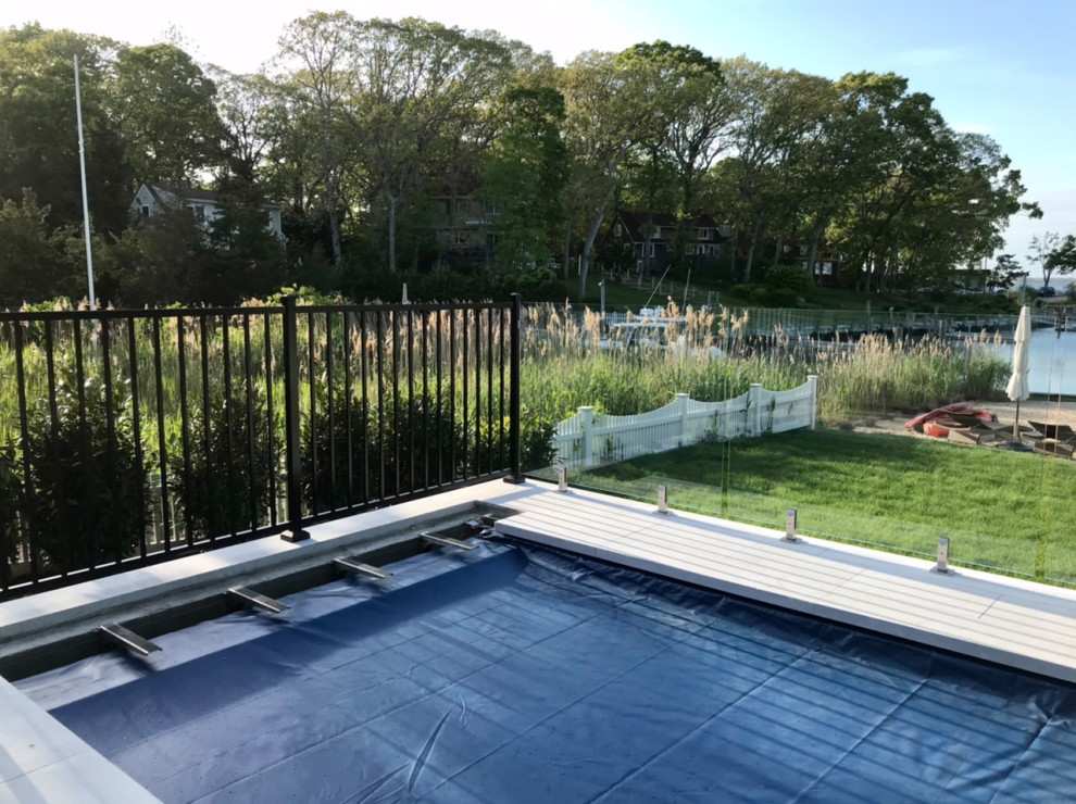Kleiner Maritimer Schwimmteich hinter dem Haus in rechteckiger Form mit Pool-Gartenbau und Natursteinplatten in New York