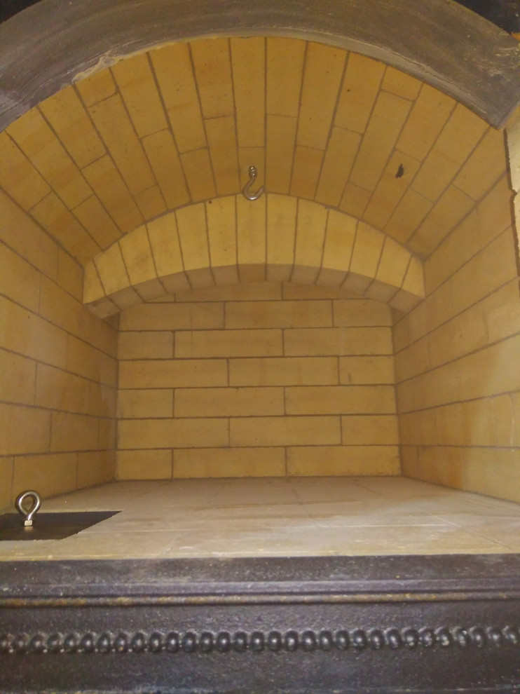 Горнило русск. печи 800х630мм. Крюки для подвешивания мяса.Люк удаления золы.