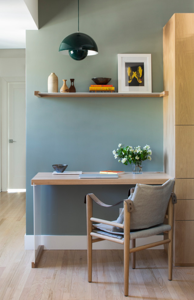 サンフランシスコにあるコンテンポラリースタイルのおしゃれなホームオフィス・書斎 (緑の壁、淡色無垢フローリング、造り付け机、ベージュの床) の写真