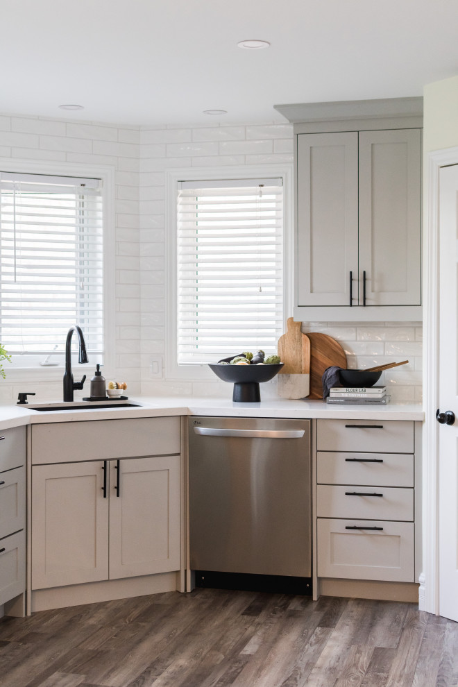 Transitional kitchen photo in Toronto