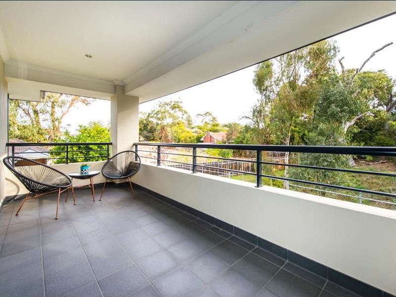 Design ideas for a contemporary patio in Perth.