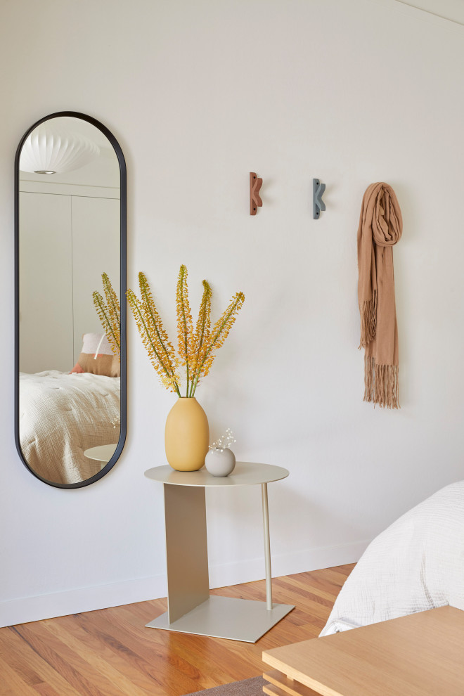 サンフランシスコにある中くらいなミッドセンチュリースタイルのおしゃれな主寝室 (白い壁、無垢フローリング、茶色い床、表し梁) のレイアウト