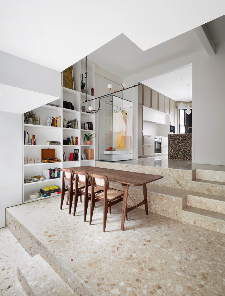Cette image montre une salle à manger ouverte sur le salon design avec un mur blanc, aucune cheminée et un sol multicolore.