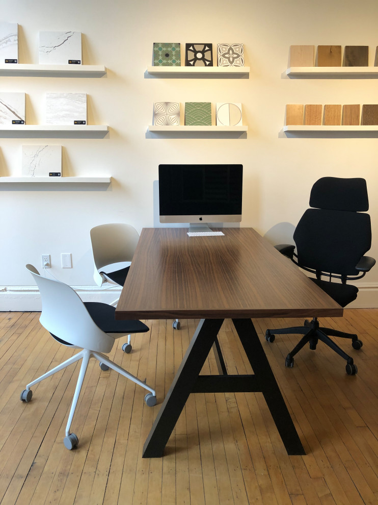 Exempel på ett modernt arbetsrum, med vita väggar, ljust trägolv, ett fristående skrivbord och gult golv