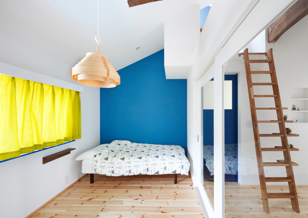 Ispirazione per una camera da letto nordica con pareti blu, parquet chiaro e pavimento beige