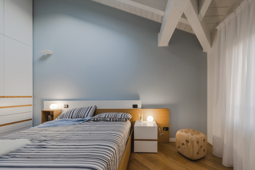 Foto de dormitorio principal escandinavo grande con paredes multicolor, suelo de madera clara, suelo beige y vigas vistas