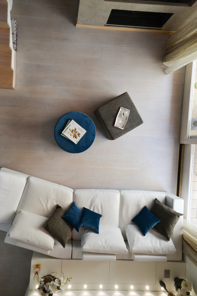 Idee per un grande soggiorno minimalista chiuso con pareti bianche, parquet chiaro e pavimento grigio