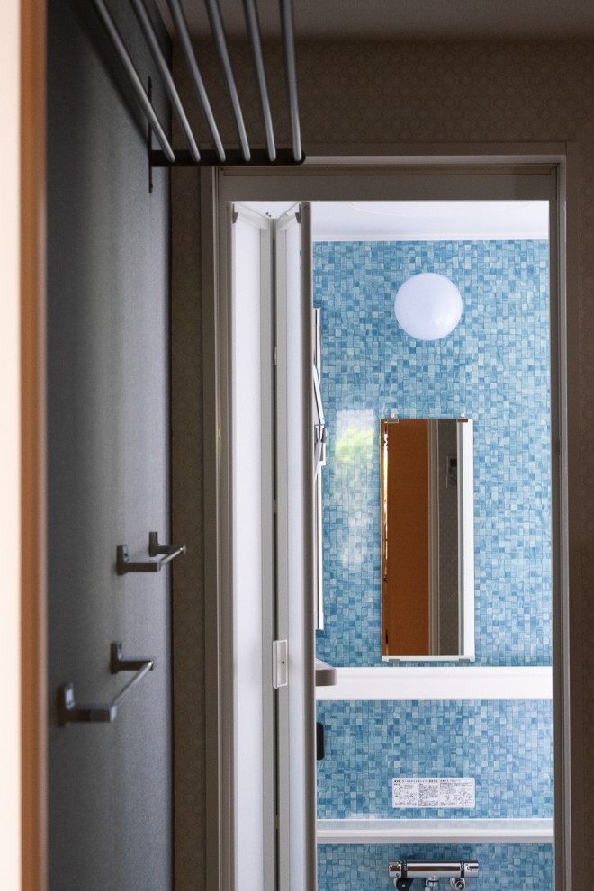 Idéer för ett litet rustikt vit toalett, med luckor med profilerade fronter, vita skåp, vit kakel, mosaik, blå väggar, vinylgolv, ett undermonterad handfat, laminatbänkskiva och beiget golv