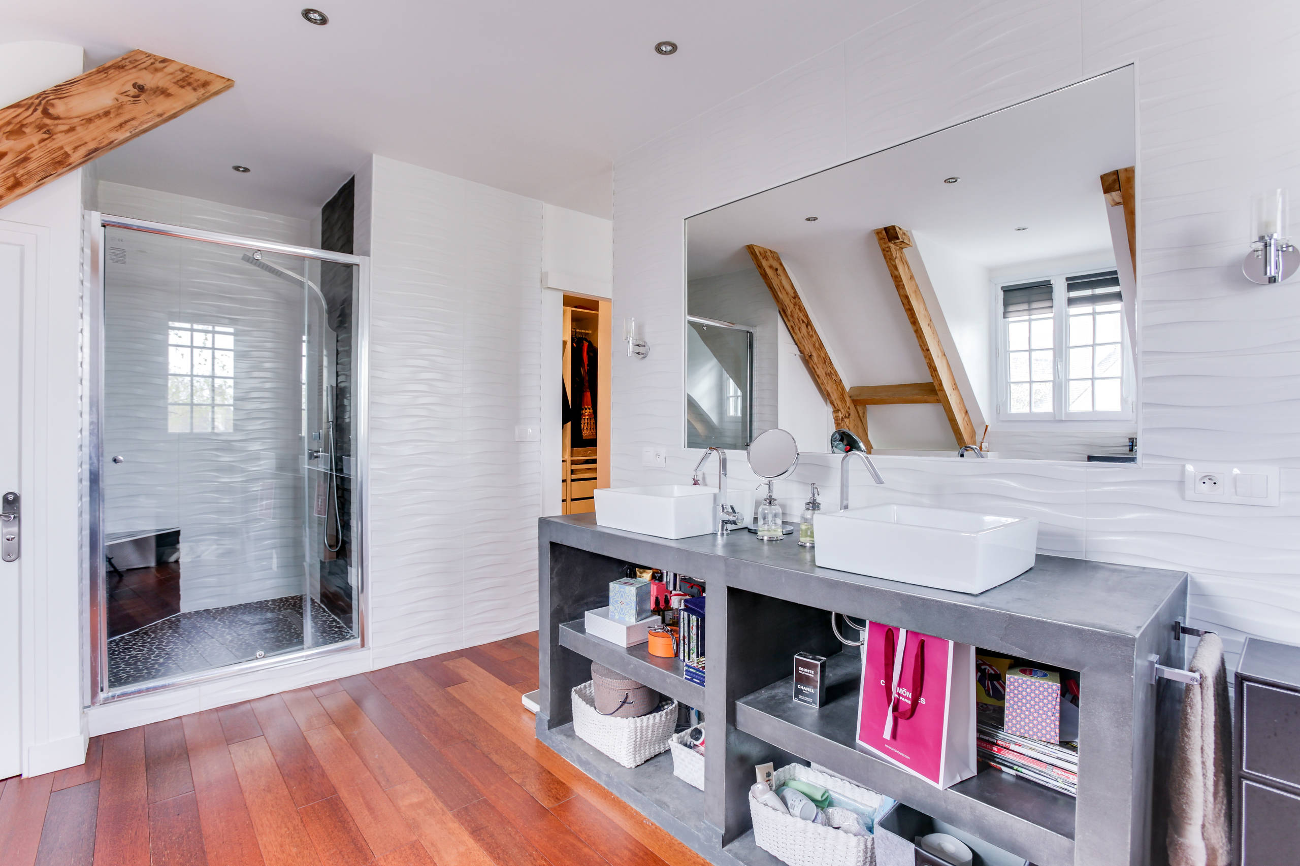 Transformation d'une chambre en salle de bain moderne