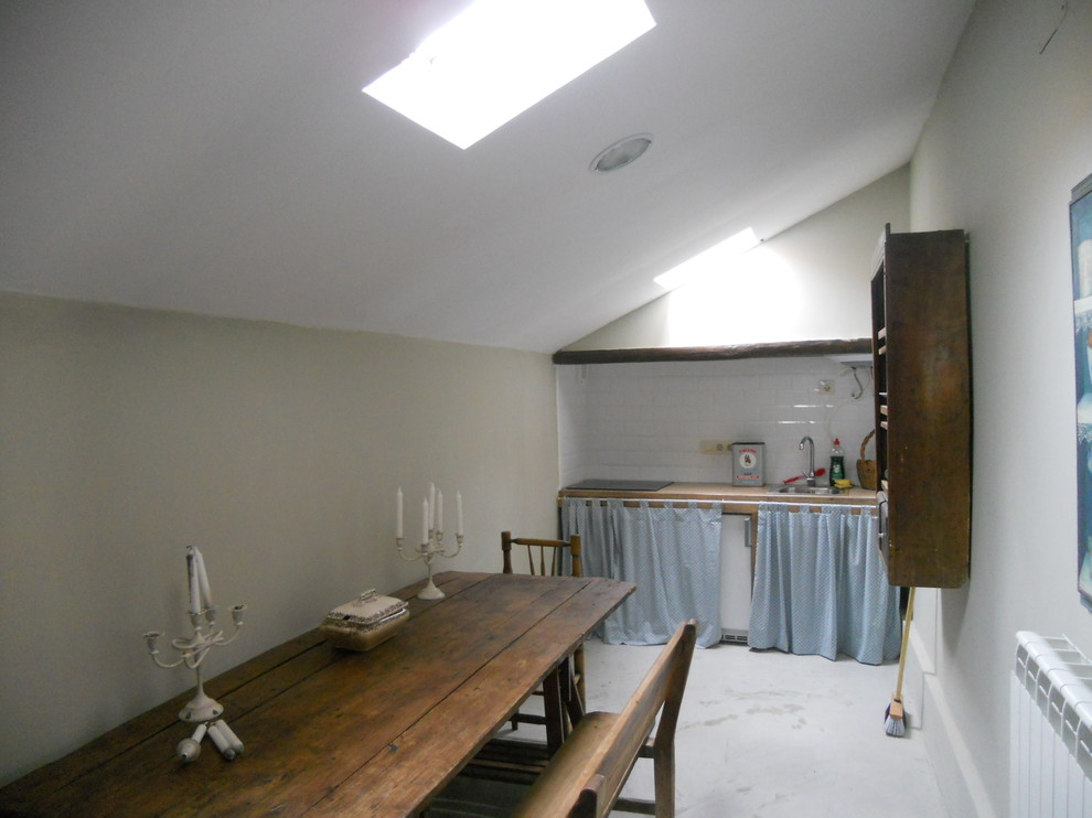 Ejemplo de comedor de cocina rústico de tamaño medio con paredes beige