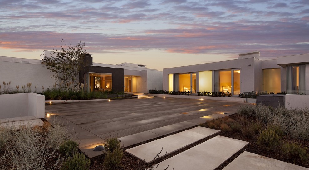 Inspiration for a contemporary landscaping in Orange County.