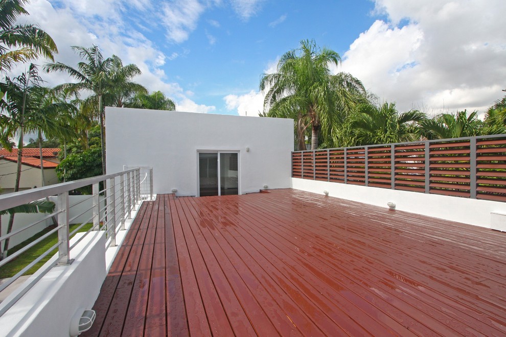 Contemporary deck in Miami.