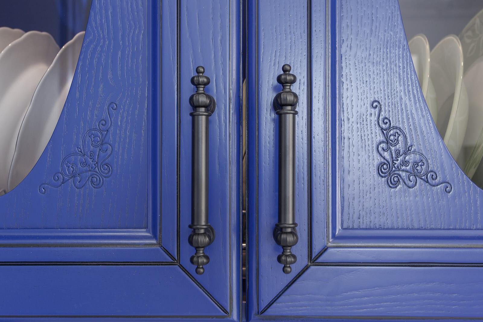 Кухня королевского синего цвета, массив ясеня, классика.