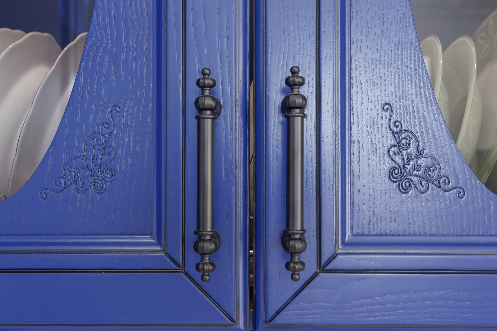 Кухня королевского синего цвета, массив ясеня, классика.