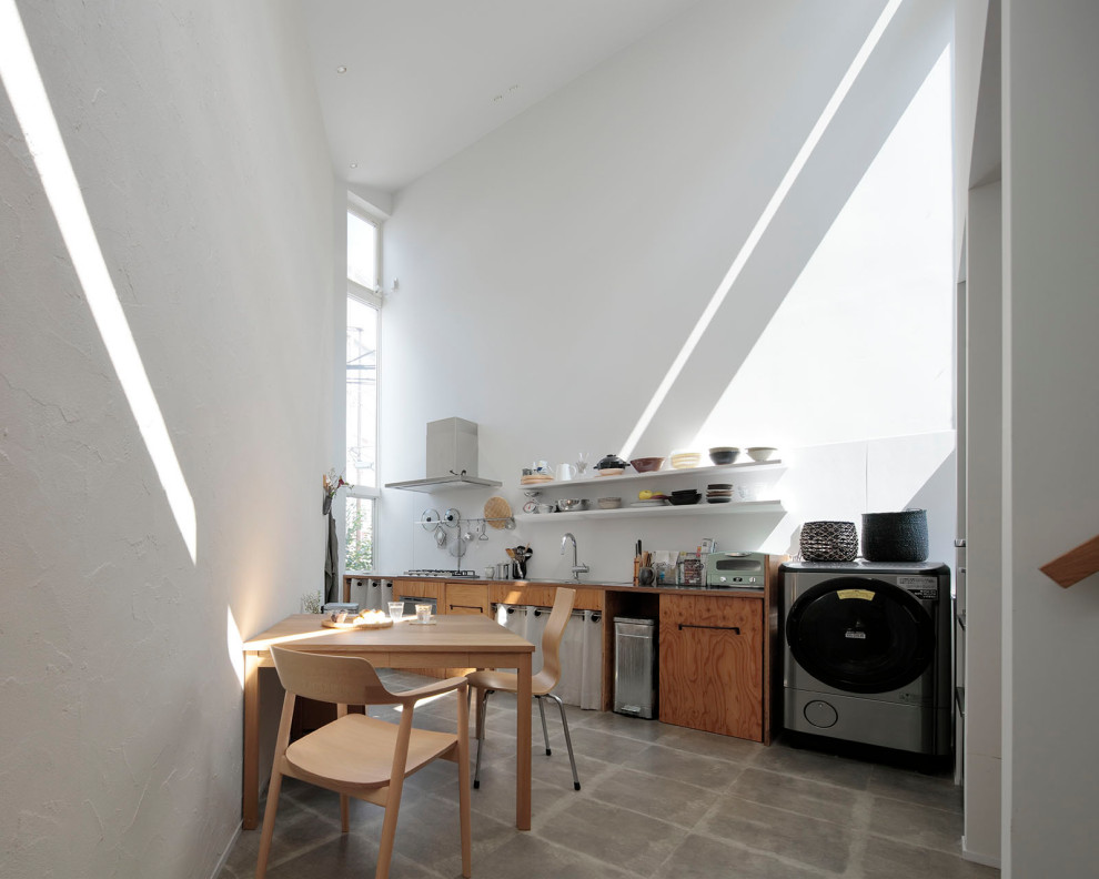 Esempio di una piccola sala da pranzo aperta verso la cucina minimalista con pareti bianche, pavimento in vinile, pavimento grigio, soffitto in carta da parati e carta da parati