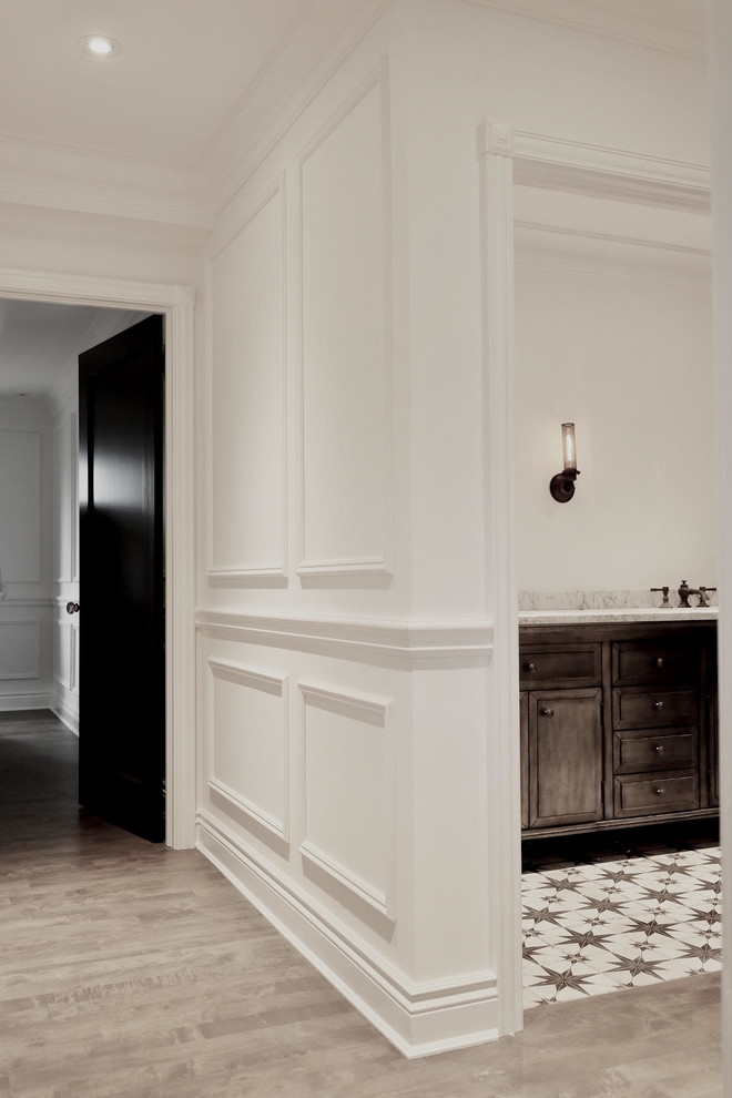 Transitional hallway photo in Toronto
