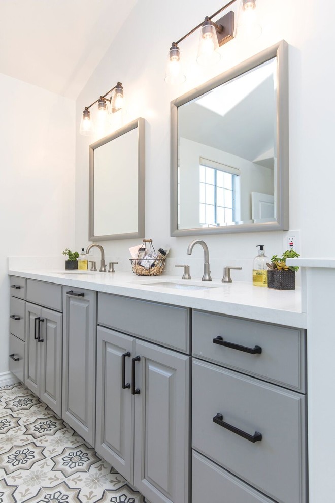 Photo of a mid-sized contemporary master bathroom in Los Angeles with raised-panel cabinets, grey cabinets, grey walls, an undermount sink, engineered quartz benchtops, grey floor and white benchtops.