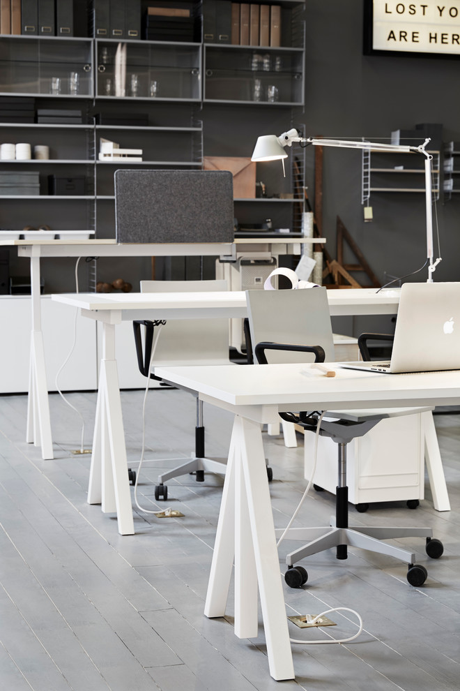Idéer för funkis arbetsrum, med grå väggar och ett fristående skrivbord