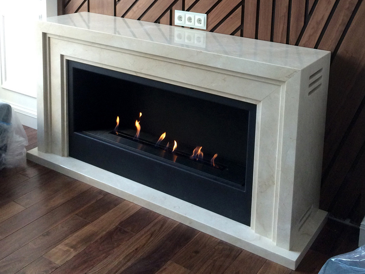 Биокамин встроенный в портал из мрамора .