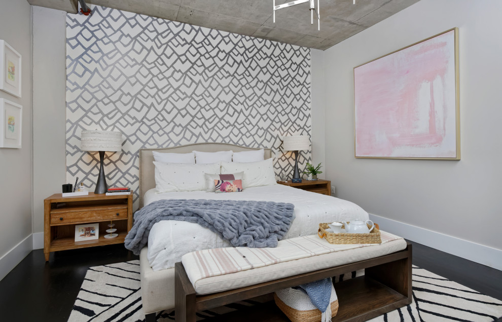 Mittelgroßes Modernes Hauptschlafzimmer ohne Kamin mit bunten Wänden und dunklem Holzboden in Santa Barbara