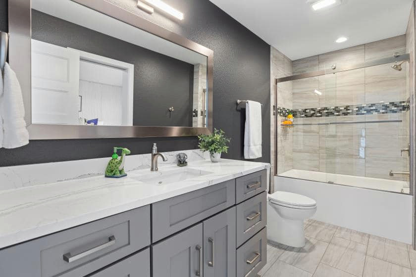 Idéer för mellanstora funkis vitt badrum med dusch, med skåp i shakerstil, grå skåp, svarta väggar, klinkergolv i porslin, bänkskiva i kvarts och beiget golv