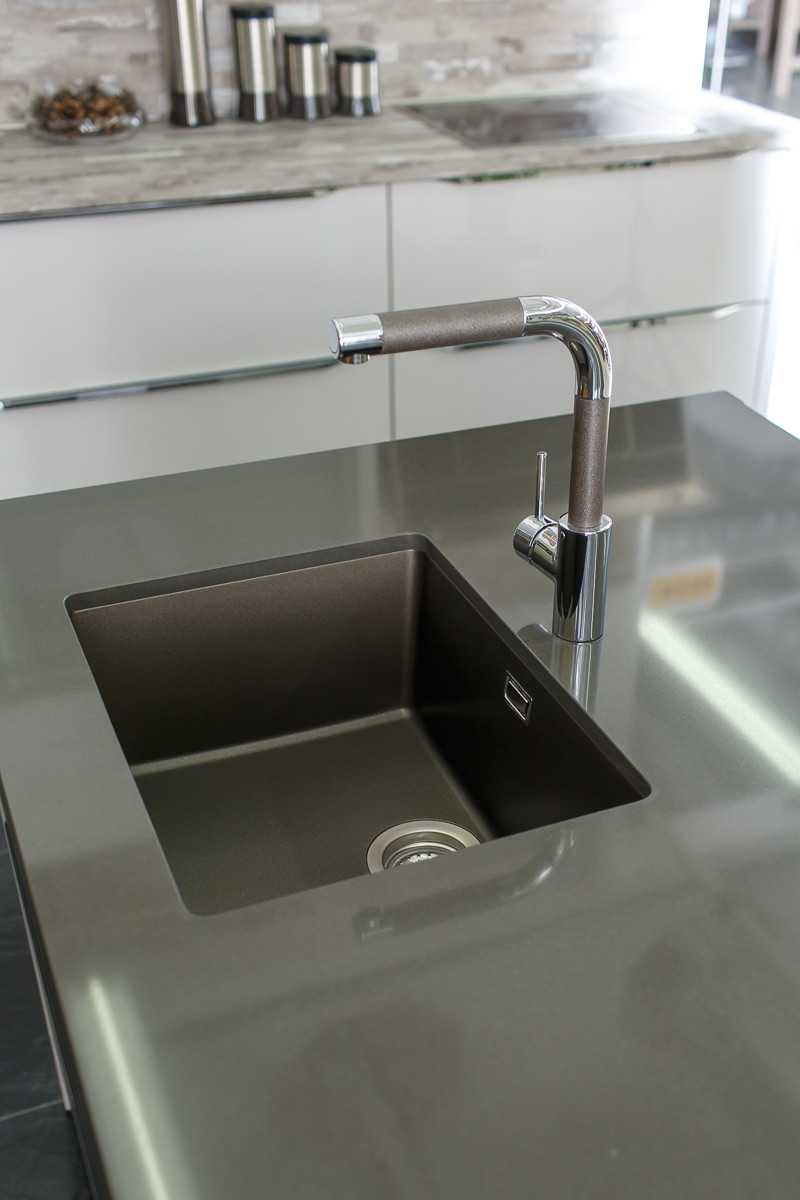 Кухня с серой столешницей из кварцевого камня Quartzforms