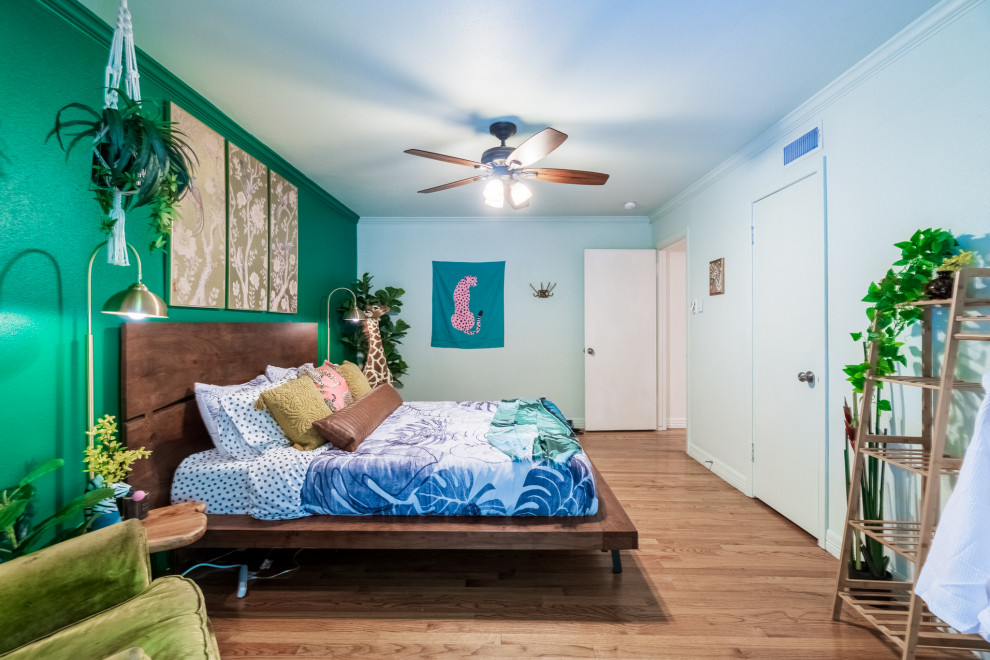 ダラスにある中くらいなエクレクティックスタイルのおしゃれな客用寝室 (緑の壁、無垢フローリング、茶色い床)