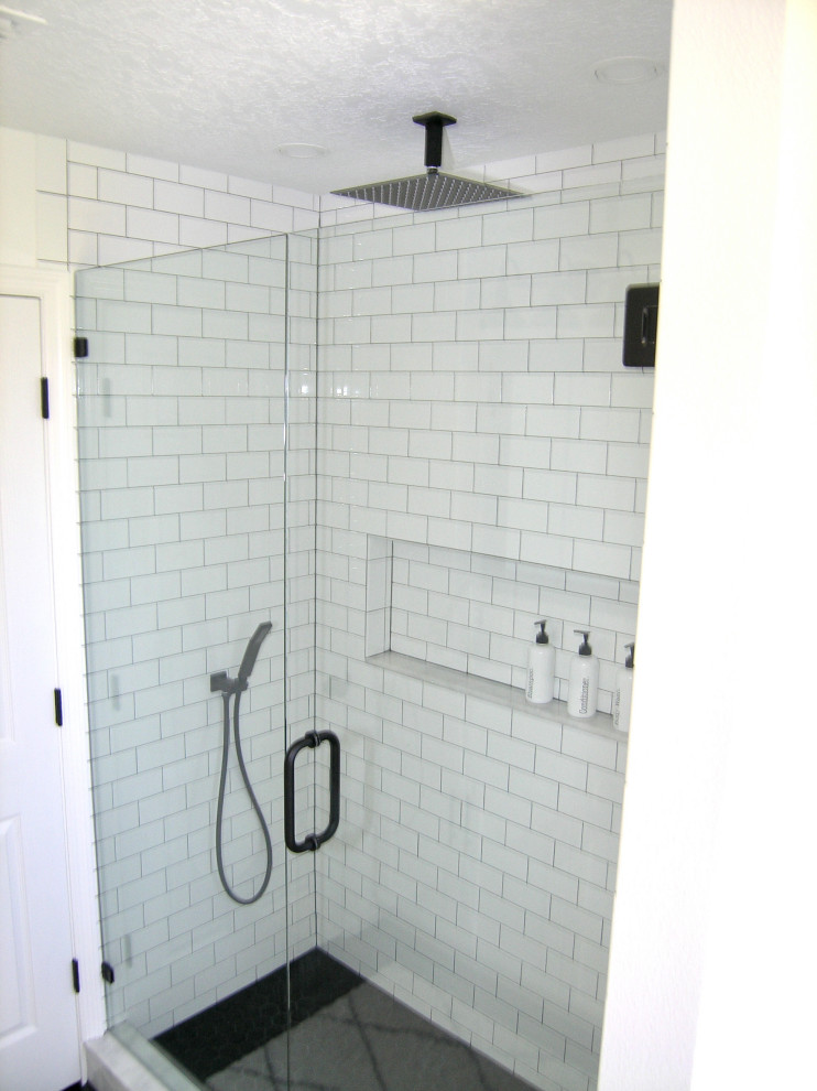 Exempel på ett mellanstort klassiskt grå grått badrum för barn, med skåp i shakerstil, vita skåp, en dubbeldusch, en toalettstol med separat cisternkåpa, vit kakel, keramikplattor, vita väggar, vinylgolv, ett undermonterad handfat, bänkskiva i kvarts, grått golv och dusch med gångjärnsdörr