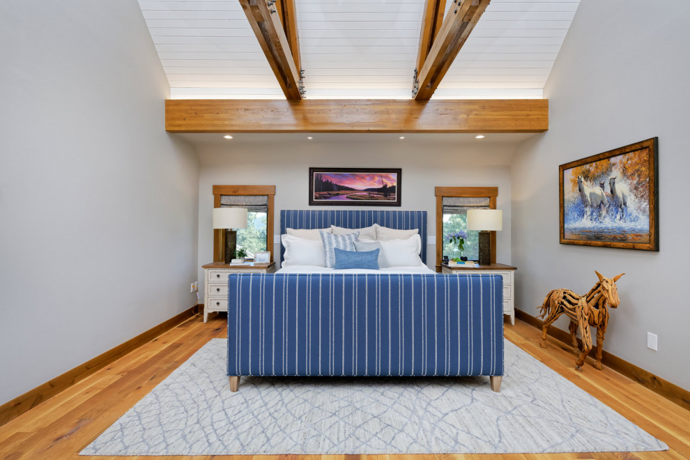 Mittelgroßes Uriges Hauptschlafzimmer mit beiger Wandfarbe, braunem Holzboden, Kamin und Kaminumrandung aus Metall in Sonstige
