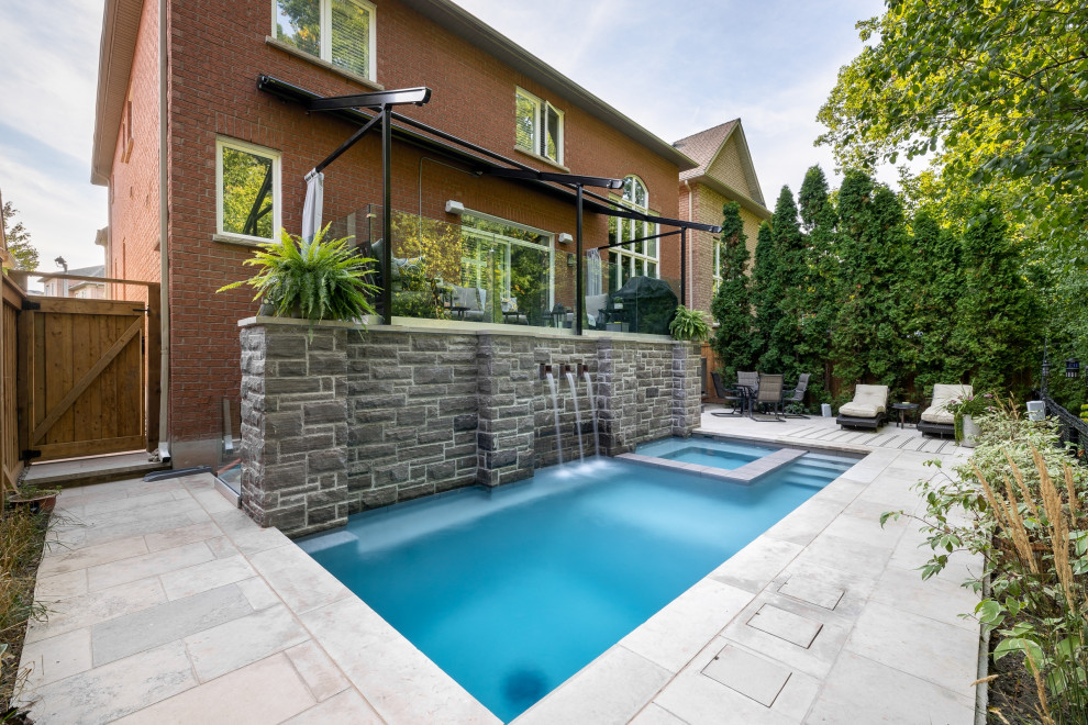 Kleiner Pool hinter dem Haus in rechteckiger Form mit Pool-Gartenbau und Natursteinplatten in Toronto