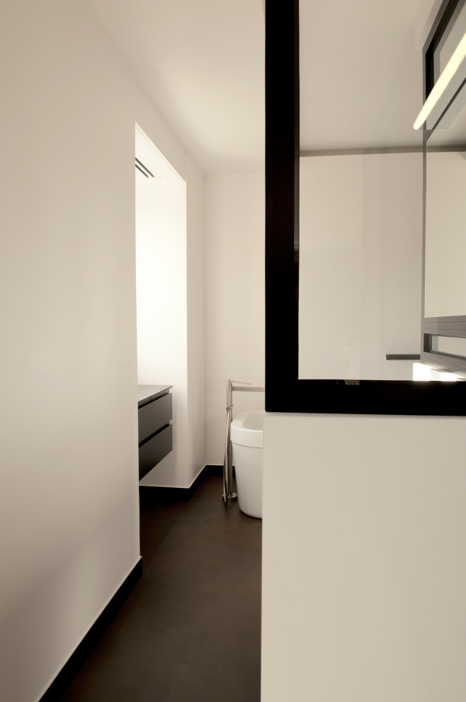 Inspiration för mellanstora moderna vitt badrum med dusch, med luckor med profilerade fronter, svarta skåp, ett platsbyggt badkar, en dusch i en alkov, vit kakel, vita väggar, klinkergolv i keramik, ett konsol handfat, bänkskiva i akrylsten, brunt golv och dusch med gångjärnsdörr