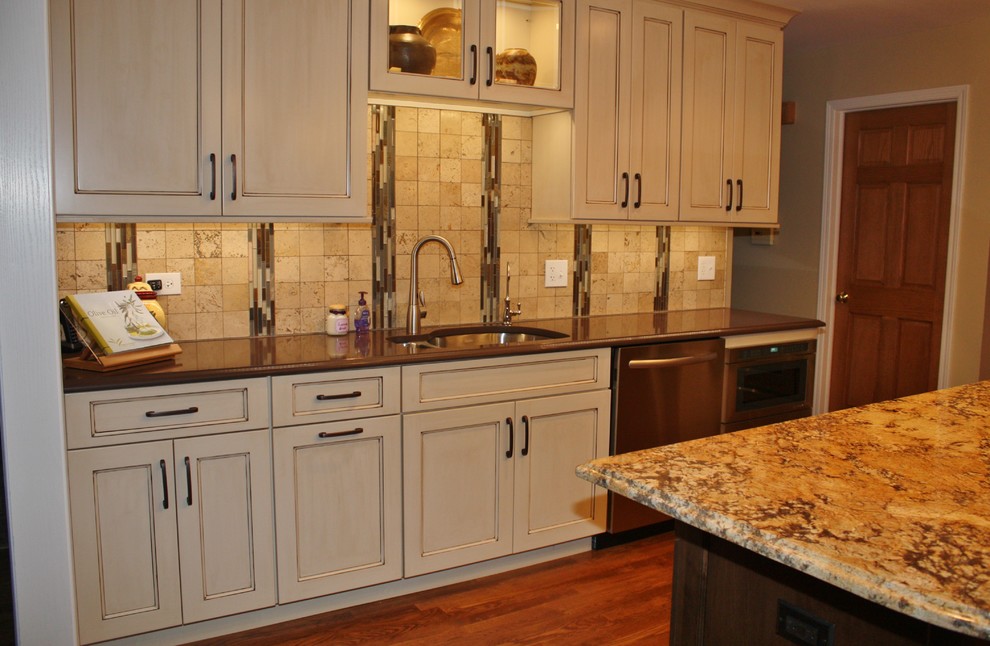 Inspiration for a transitional kitchen remodel in Chicago