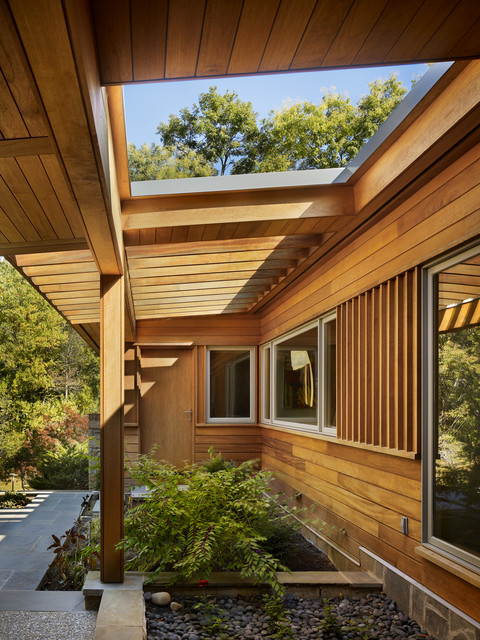 House in Gladwyne contemporary-garden