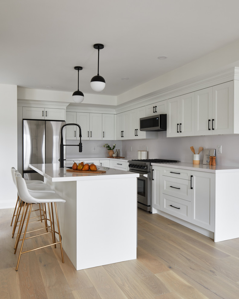 Example of a transitional kitchen design in Toronto