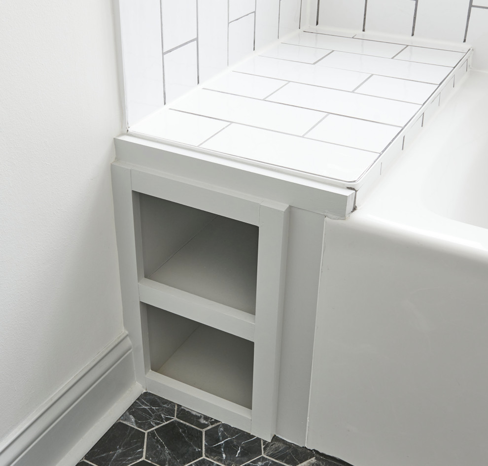 Idéer för ett litet klassiskt vit en-suite badrum, med släta luckor, bruna skåp, ett badkar i en alkov, en dusch/badkar-kombination, en toalettstol med separat cisternkåpa, vit kakel, vita väggar, klinkergolv i porslin och svart golv