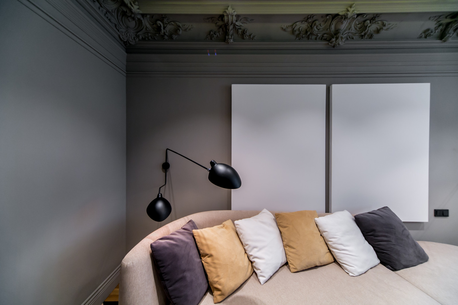 Гостиная с холстами