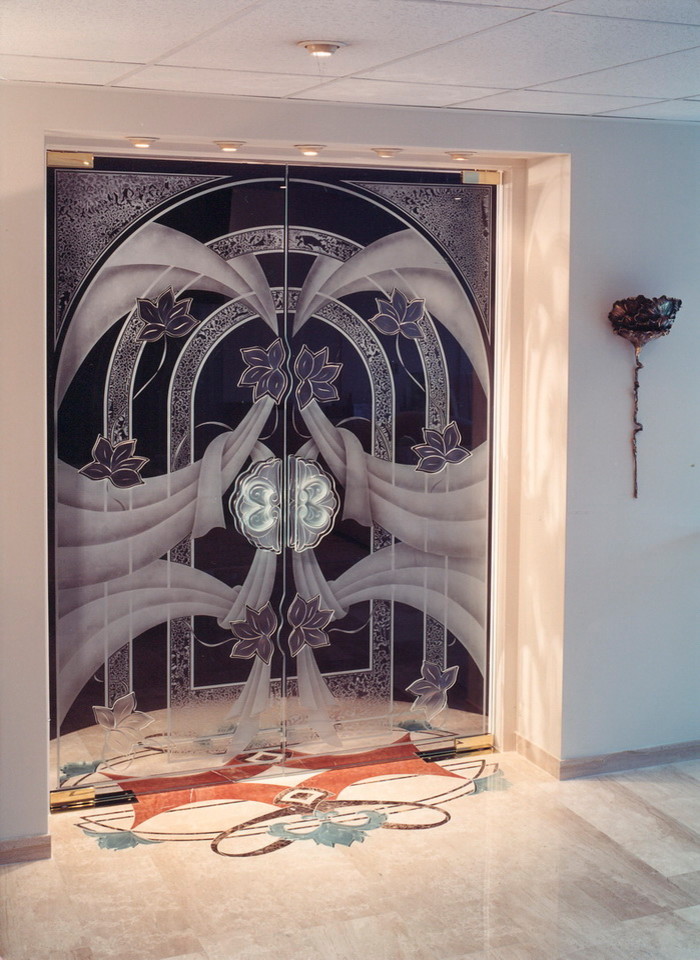 Стеклянные двери.