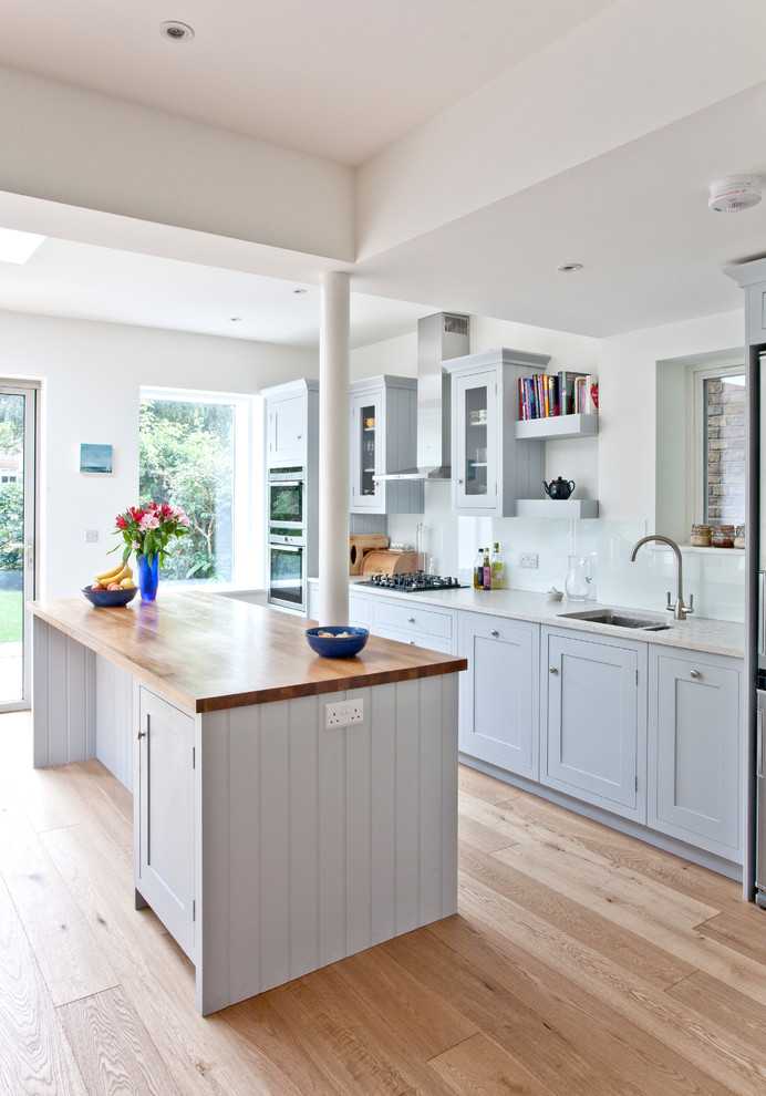 Design ideas for a mid-sized traditional single-wall eat-in kitchen in Surrey with shaker cabinets and with island.