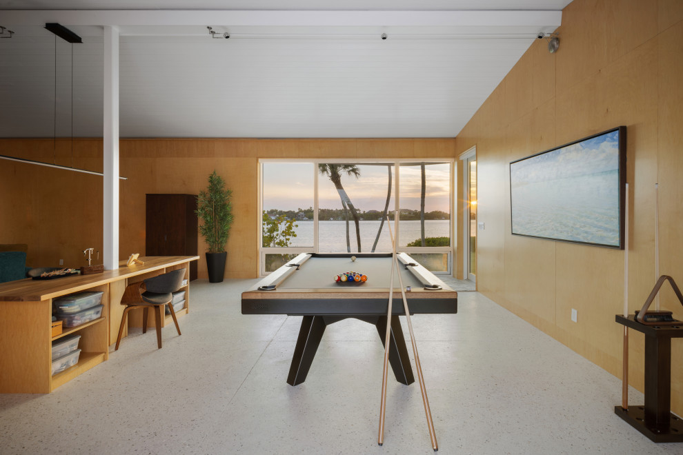 Idee per un piccolo soggiorno design con sala giochi, pavimento in cemento, TV a parete, pavimento grigio, soffitto in perlinato e pareti in legno