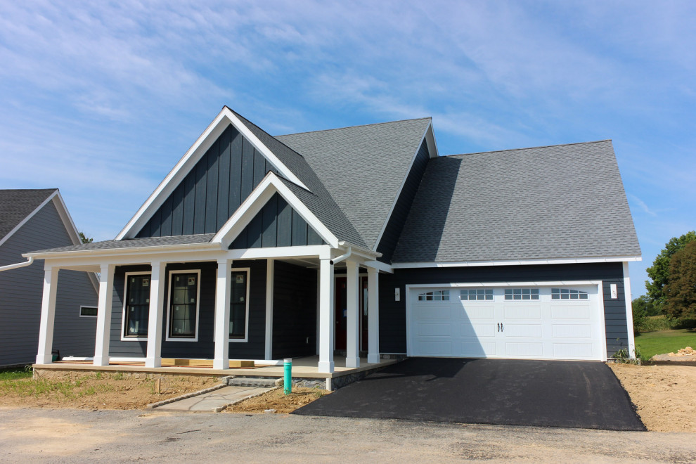 Modelo de fachada de casa azul y gris de estilo de casa de campo de dos plantas con tejado de teja de madera y panel y listón
