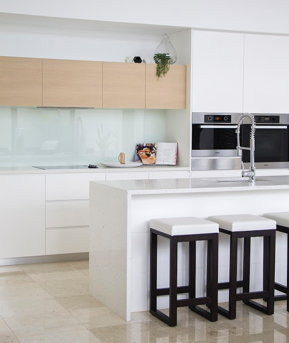 Beach style kitchen in Gold Coast - Tweed.