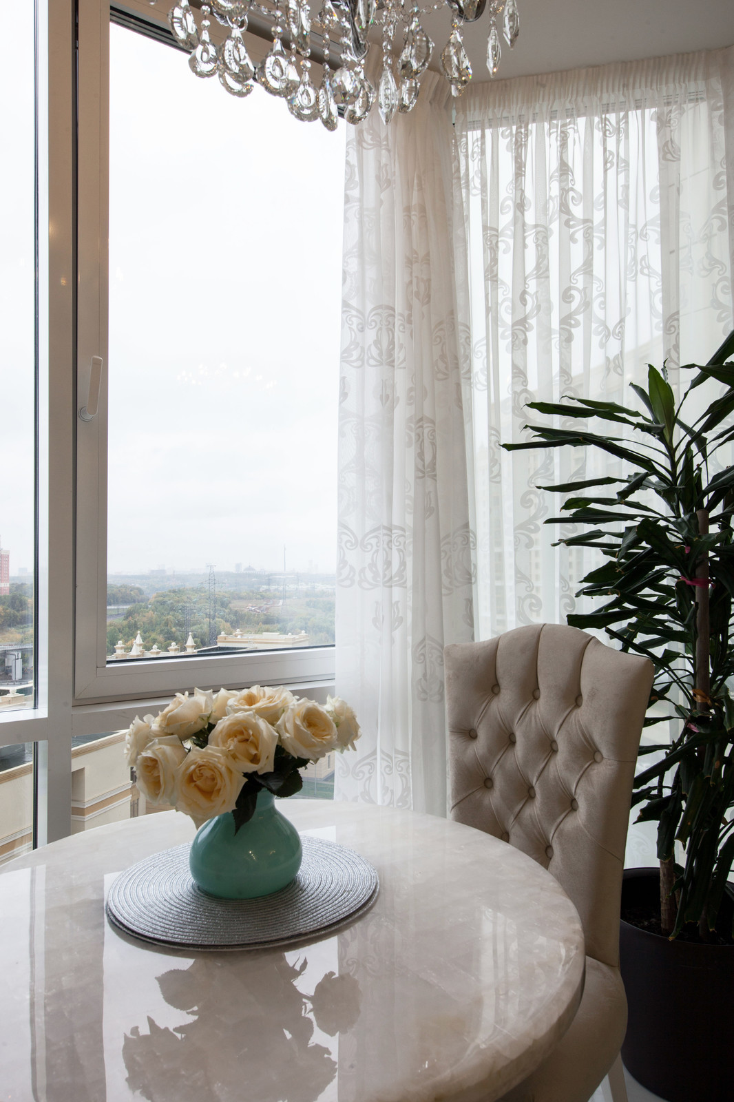 Зона столовой с видом на Поклонную гору