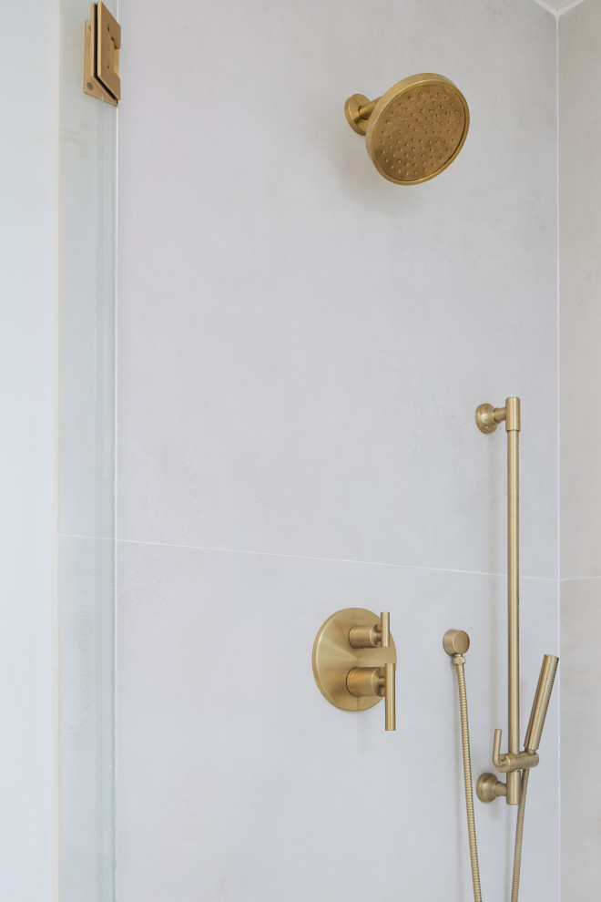 Cette image montre une grande salle de bain principale vintage avec une baignoire d'angle, une douche à l'italienne, un carrelage gris, des carreaux de porcelaine, un mur blanc, une cabine de douche à porte battante et meuble double vasque.