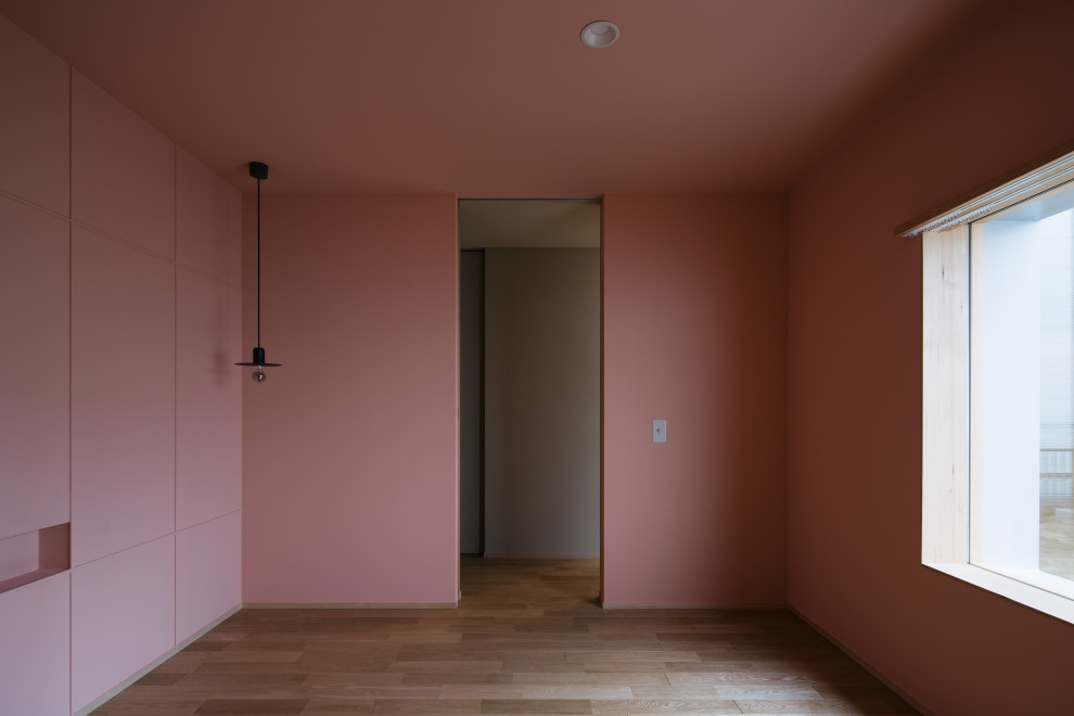 Пример оригинального дизайна: хозяйская спальня среднего размера: освещение в стиле модернизм с розовыми стенами, паркетным полом среднего тона, коричневым полом, потолком из вагонки и стенами из вагонки