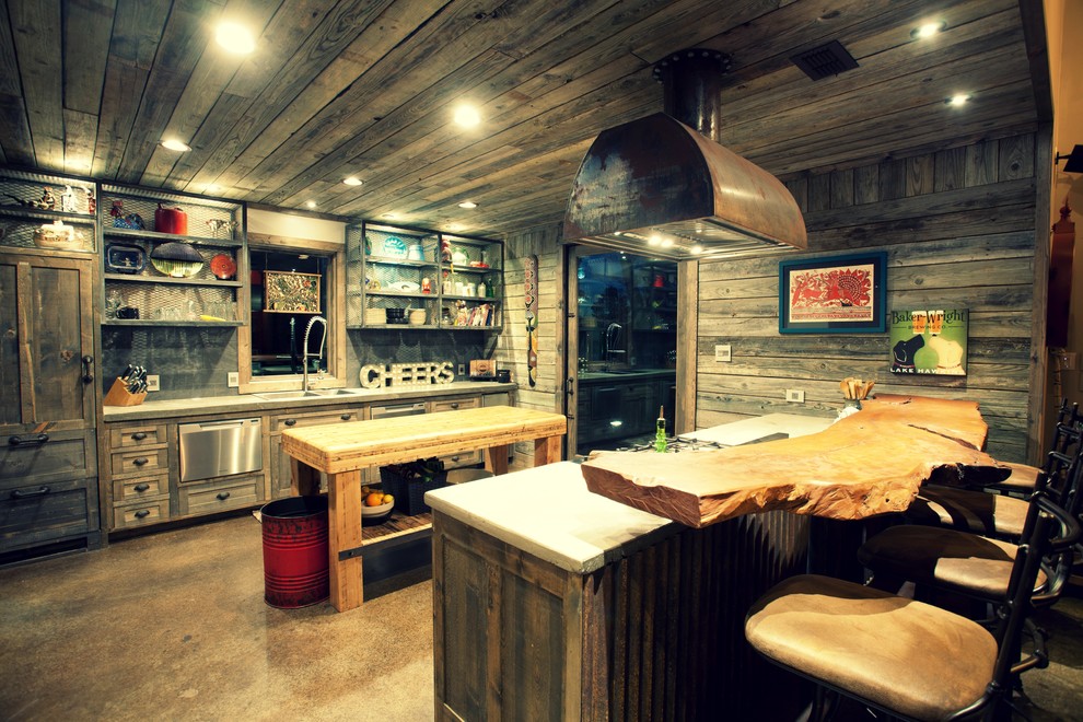 Example of a mountain style home design design in Dallas