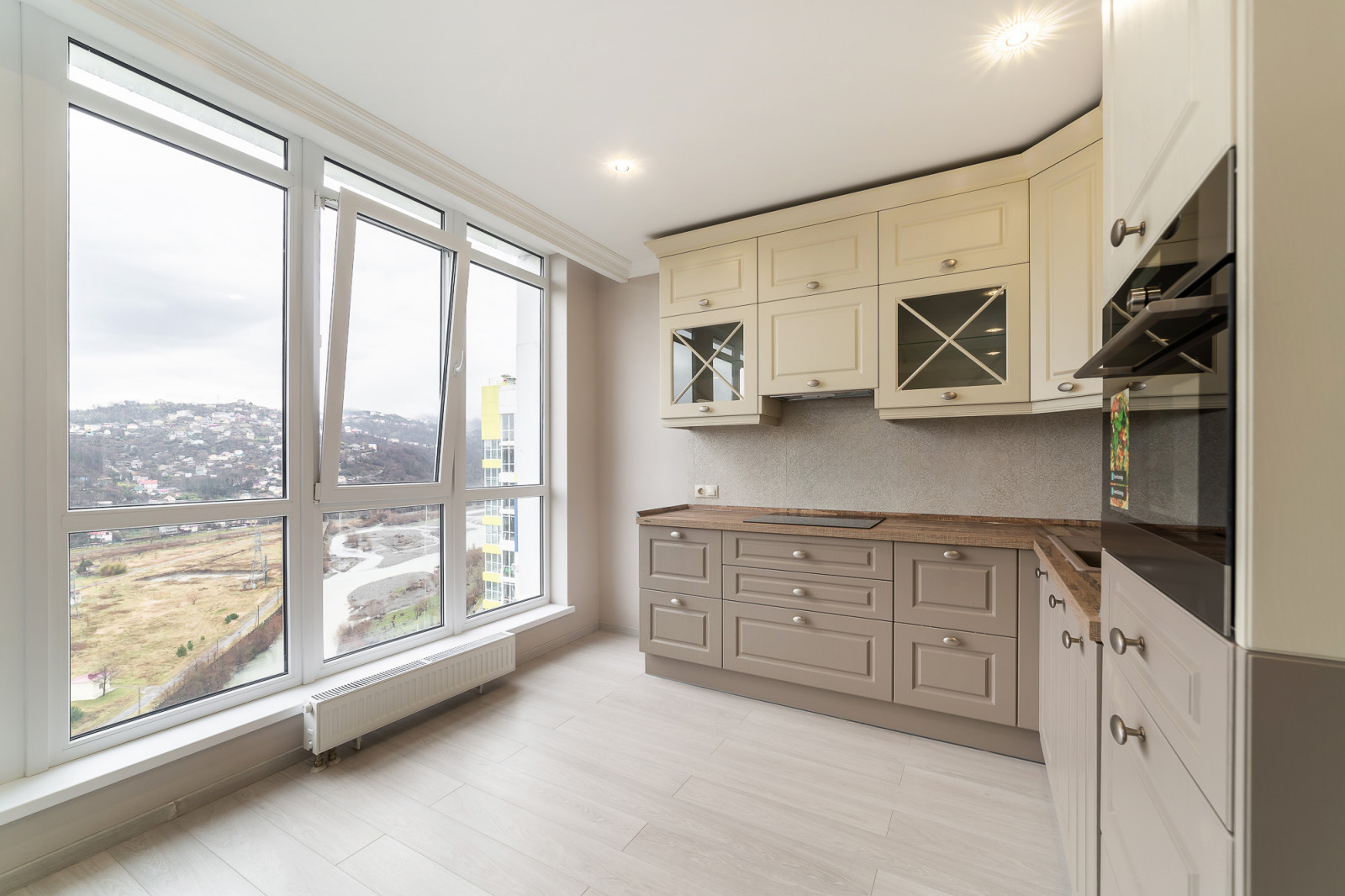 Двух-комнатная квартира в ЖК Раз Два Три (Сочи) в мятных тонах