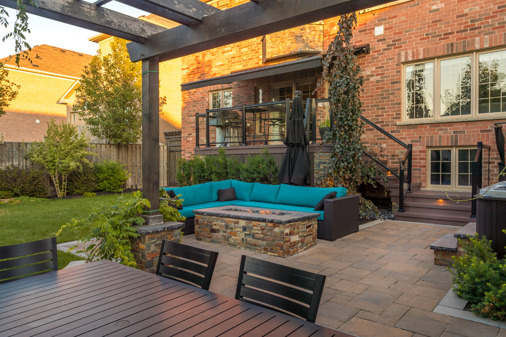 Design ideas for a transitional landscaping in Toronto.