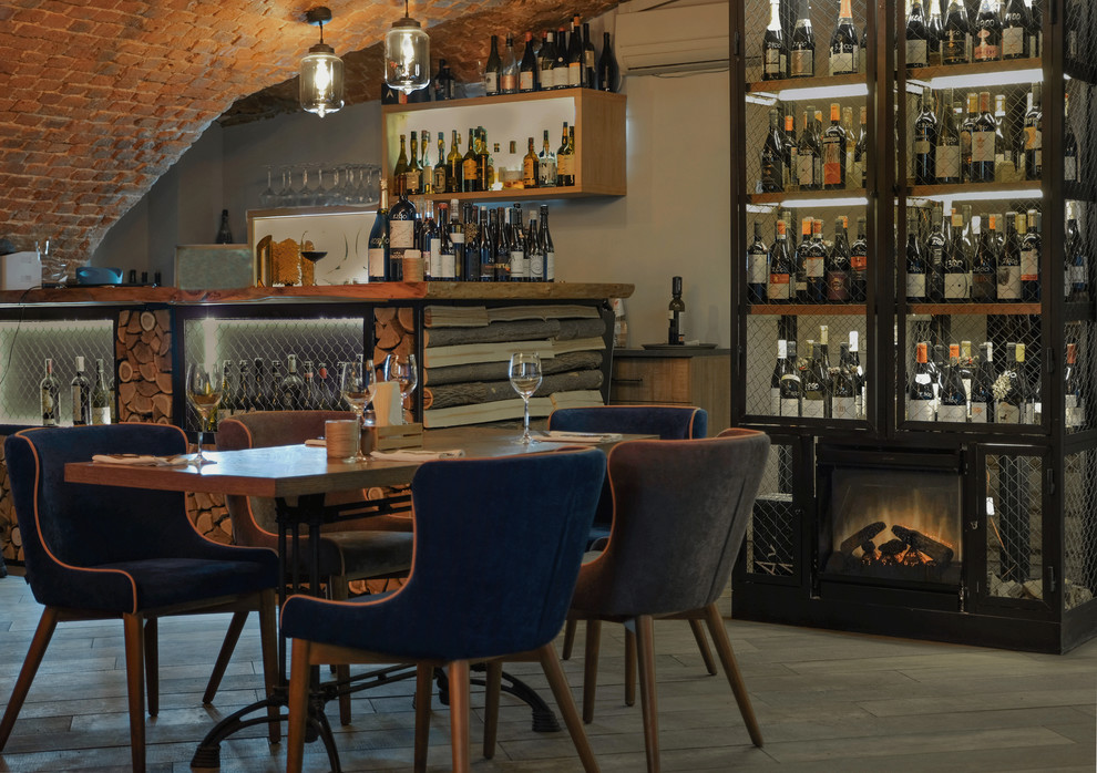 Винный погреб с барной стойкой из дров и камином