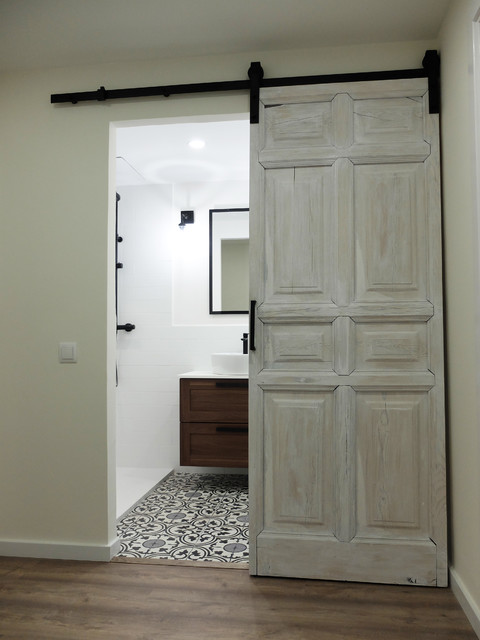 Reforma integral de un piso de 90m2 en Sant Andreu, Barcelona mediterranean-powder-room
