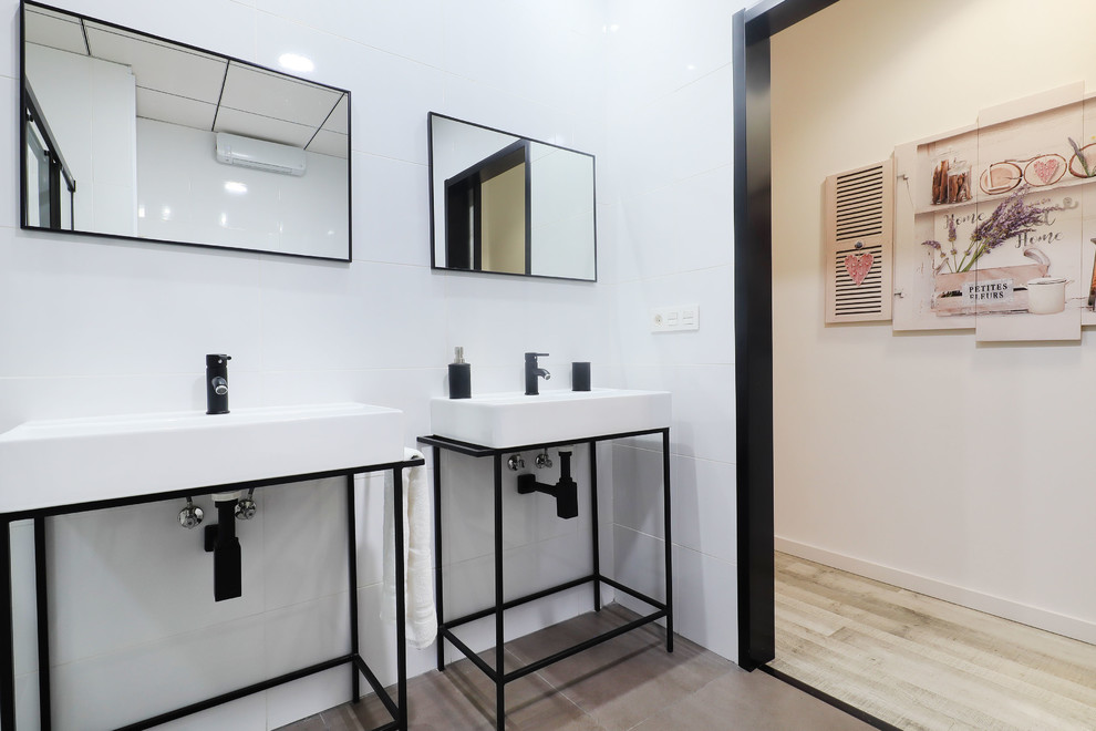 Ejemplo de aseo moderno de tamaño medio con armarios abiertos, sanitario de dos piezas, baldosas y/o azulejos blancos, baldosas y/o azulejos de cerámica, paredes blancas, suelo de baldosas de cerámica, suelo gris y encimeras blancas